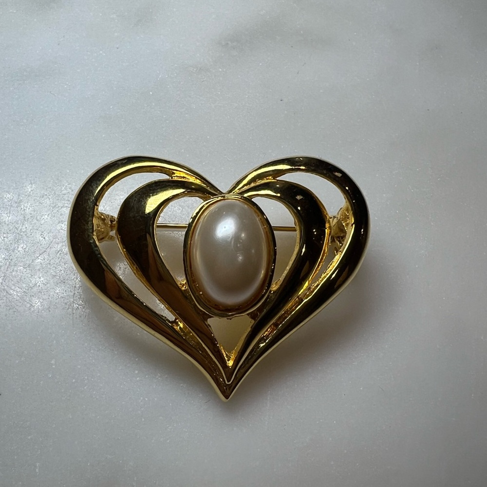 Vintage Gold Tone Heart Brooch Faux Pearl Center Romantic Statement Pin - Picture 3 of 4